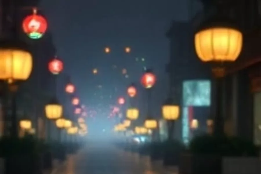 深夜客厅里亮着一盏落地灯，电视屏幕正在播放一部夜景长镜头影片