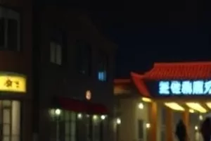 《第二杯烧酒》居酒屋吧台前两只酒盏与暖黄灯光