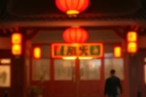 《雨夜代笔人》雨水敲打玻璃窗，桌面上摊开的信纸