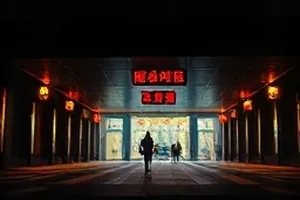 《凌晨四点的便利店》冷白灯管下的货架与收银台
